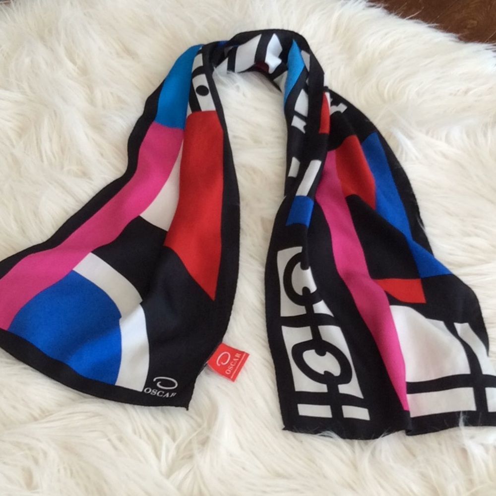 💞OSCAR de la RENTA 💞100% silk gorgeous scarf